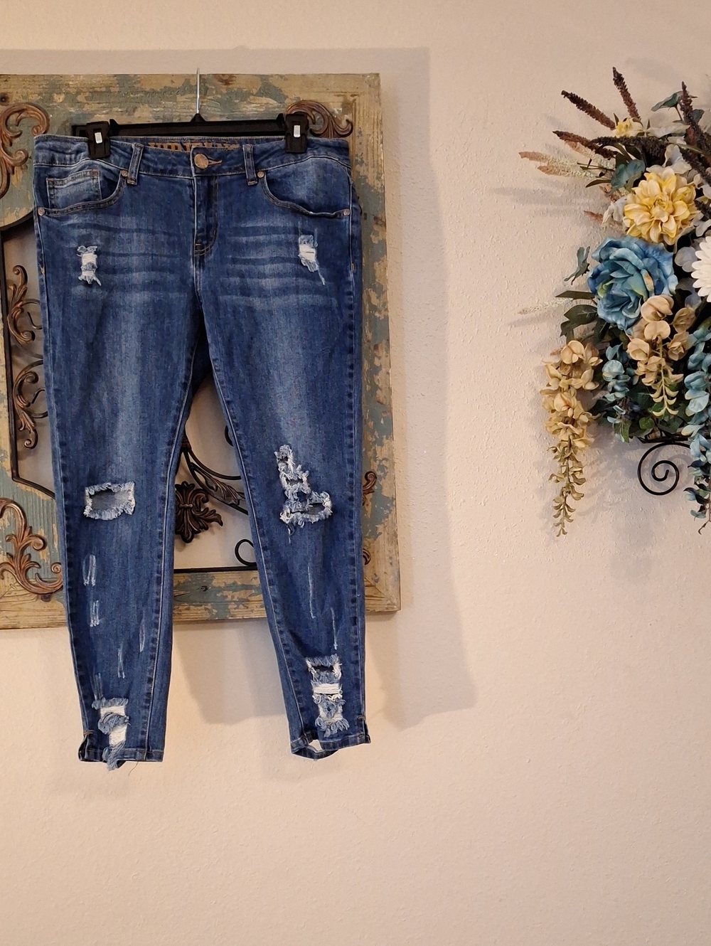 🔥🔥CLEARANCE🔥🔥 VIP Distressed Blue Cropped Skinny Jeans. Size 11/12 - Picture 2 of 7